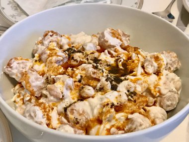 Türk usulü meze yoğurt salata Phyllo hamur, cips, tavuk ve kızarmış tereyağı sosu ile. Geleneksel gıda.