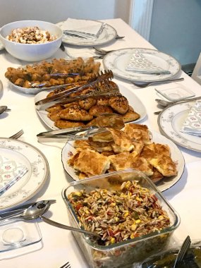 Pasta börek, Orzo arpa salatası, mercimek Yapıştır, geleneksel çay ve kuru fasulye ile ev yapımı yemek tablo. Organik gıda.