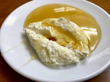 Türk kahvaltı Bal Kaymak / bal ve tereyağı krema hizmet restoranda. Organik gıda