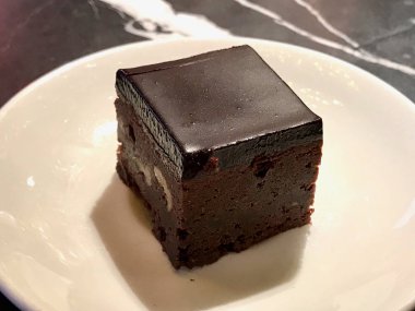 Kahve ile meze olarak Cafe Shop Mini kek kare şeklinde. Organik tatlı.