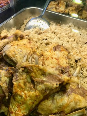 Kaburga eti ile Bolu / pilav pilav Türk restoranında. Organik gıda.