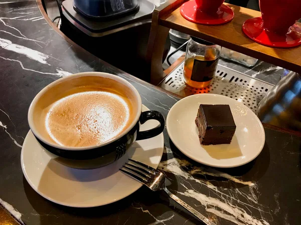 Flat White Coffee Con Mini Brownie Cafe Shop Alimenti Bevande — Foto Stock