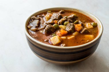 Lezzetli Macar sıcak gulaş çorbası Bograch veya restoranda ahşap yüzeyde bütün tahıl ekmeği ile Gulas kuzu eti güveç. Geleneksel yemekleri. Organik et.