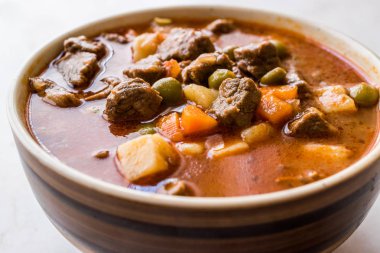 Lezzetli Macar sıcak gulaş çorbası Bograch veya restoranda ahşap yüzeyde bütün tahıl ekmeği ile Gulas kuzu eti güveç. Geleneksel yemekleri. Organik et.