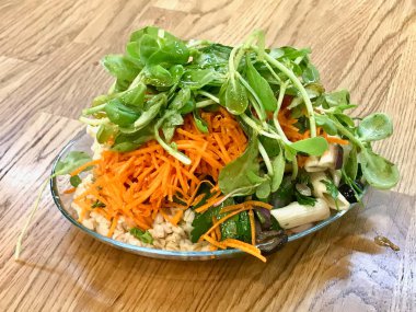 Semizotu salatası rendelenmiş havuç ve buğday cam kase salata Bar Restoran dan. Organik gıda.