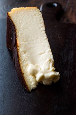 San Sebastian Cheesecake ahşap yüzey / krem düz New York tarzı üzerinde