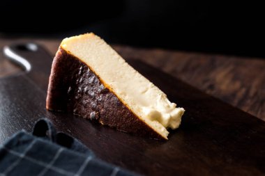 San Sebastian Cheesecake ahşap yüzey / krem düz New York tarzı üzerinde