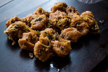 Türk Sikma köfte Bulgur Köftesi karamelize soğan ile / Fellah katkılardır köfte ahşap tahta üzerinde. Geleneksel gıda.