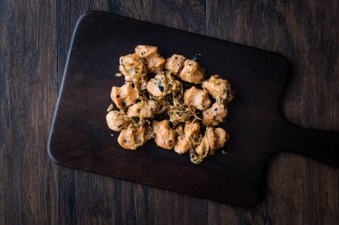 Türk Sikma köfte Bulgur Köftesi karamelize soğan ile / Fellah katkılardır köfte ahşap tahta üzerinde. Geleneksel gıda.