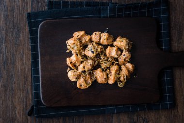 Türk Sikma köfte Bulgur Köftesi karamelize soğan ile / Fellah katkılardır köfte ahşap tahta üzerinde. Geleneksel gıda.