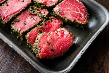 Ham bonfile etli otlar ve baharatlar plastik kutu paket / konteyner. Organik ürün.