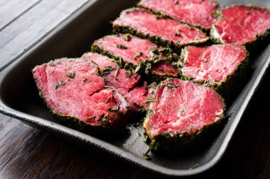 Ham bonfile etli otlar ve baharatlar plastik kutu paket / konteyner. Organik ürün.