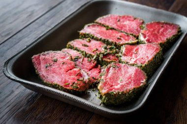 Ham bonfile etli otlar ve baharatlar plastik kutu paket / konteyner. Organik ürün.