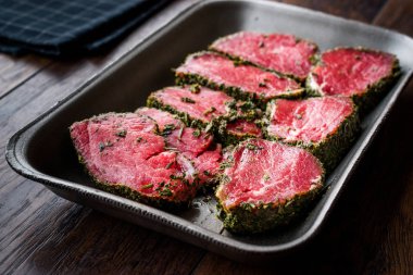 Ham bonfile etli otlar ve baharatlar plastik kutu paket / konteyner. Organik ürün.