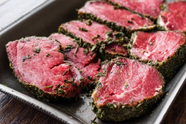 Ham bonfile etli otlar ve baharatlar plastik kutu paket / konteyner. Organik ürün.