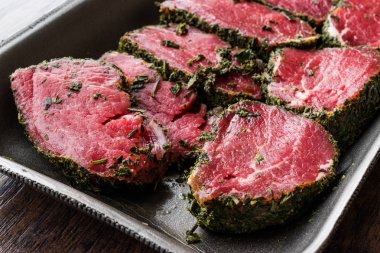 Ham bonfile etli otlar ve baharatlar plastik kutu paket / konteyner. Organik ürün.