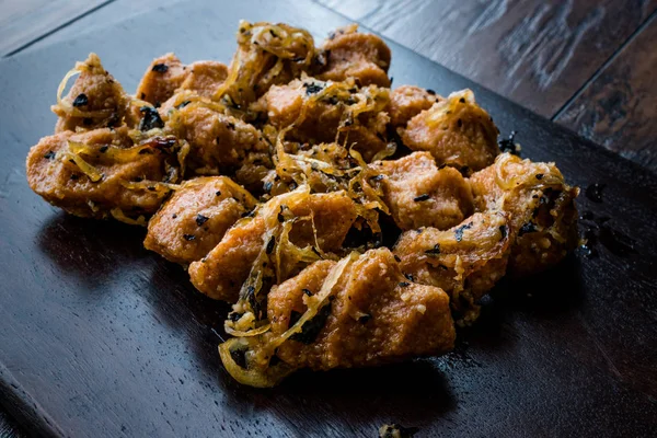 Türk Sikma köfte Bulgur Köftesi karamelize soğan ile / Fellah katkılardır köfte ahşap tahta üzerinde. Geleneksel gıda.