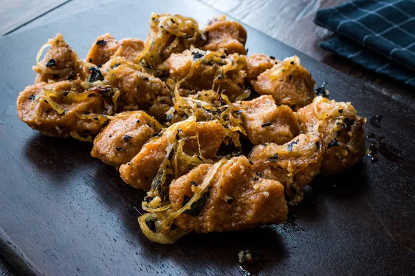 Türk Sikma köfte Bulgur Köftesi karamelize soğan ile / Fellah katkılardır köfte ahşap tahta üzerinde. Geleneksel gıda.