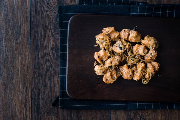 Türk Sikma köfte Bulgur Köftesi karamelize soğan ile / Fellah katkılardır köfte ahşap tahta üzerinde. Geleneksel gıda.