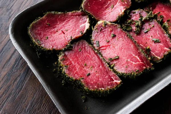 Ham bonfile etli otlar ve baharatlar plastik kutu paket / konteyner. Organik ürün.