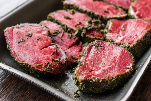 Ham bonfile etli otlar ve baharatlar plastik kutu paket / konteyner. Organik ürün.