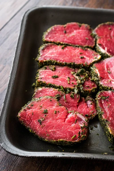 Ham bonfile etli otlar ve baharatlar plastik kutu paket / konteyner. Organik ürün.