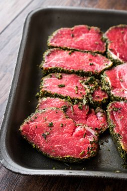 Ham bonfile etli otlar ve baharatlar plastik kutu paket / konteyner. Organik ürün.