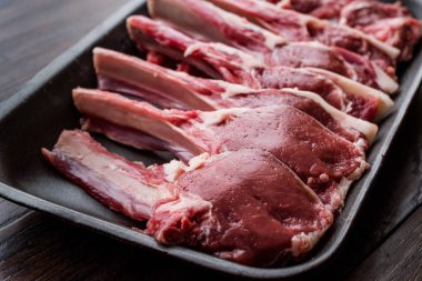 Paket ham kuzu pirzola et plastik kutu / konteyner. Organik ürün.