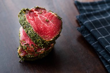 Otlar ve baharatlar ahşap tahta üzerinde ham fileto et parçaları. Organik gıda.