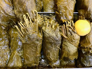 Taze üzüm ın Bazaarı Market genellikle Türk Gıda Dolma için kullanılan yaprakları. Organik ürün.