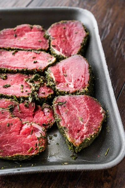 Ham bonfile etli otlar ve baharatlar plastik kutu paket / konteyner. Organik ürün.