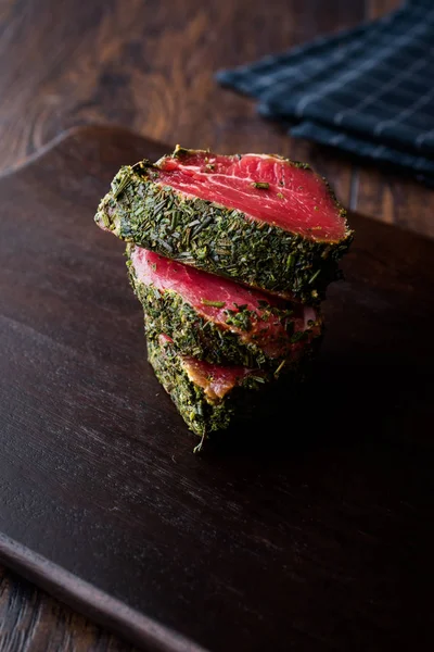 Otlar ve baharatlar ahşap tahta üzerinde ham fileto et parçaları. Organik gıda.