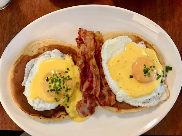 Αλατισμένα Τηγανίτες Hollandaise Suace Αυγά Και Τραγανό Μπέικον Για Πρωινό — Φωτογραφία Αρχείου