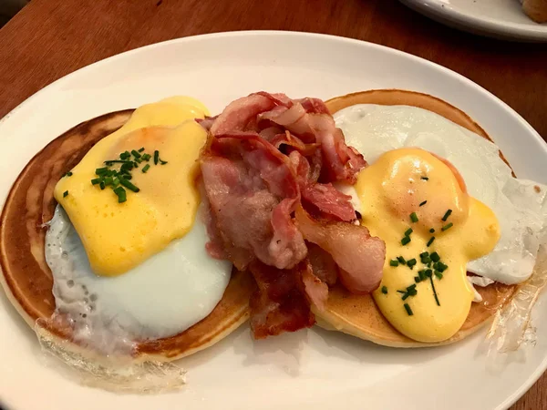 Saltat Pannkakor Med Hollandaise Suace Ägg Och Knaperstekt Bacon Till — Stockfoto