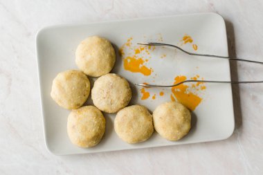 Kıyılmış et icli köfte ile dolma köfte / haşlanmış içli köfte / Türk geleneksel Haslama yemek Falafel plaka.