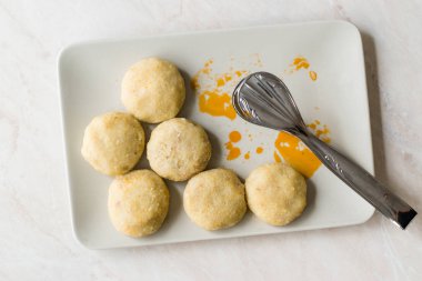 Kıyılmış et icli köfte ile dolma köfte / haşlanmış içli köfte / Türk geleneksel Haslama yemek Falafel plaka.