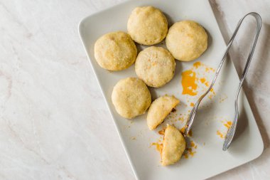 Kıyılmış et icli köfte ile dolma köfte / haşlanmış içli köfte / Türk geleneksel Haslama yemek Falafel plaka.