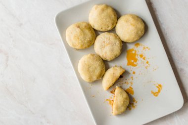 Kıyılmış et icli köfte ile dolma köfte / haşlanmış içli köfte / Türk geleneksel Haslama yemek Falafel plaka.