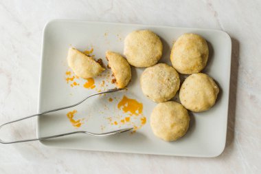 Kıyılmış et icli köfte ile dolma köfte / haşlanmış içli köfte / Türk geleneksel Haslama yemek Falafel plaka.