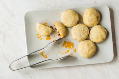 Kıyılmış et icli köfte ile dolma köfte / haşlanmış içli köfte / Türk geleneksel Haslama yemek Falafel plaka.