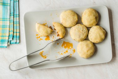 Kıyılmış et icli köfte ile dolma köfte / haşlanmış içli köfte / Türk geleneksel Haslama yemek Falafel plaka.