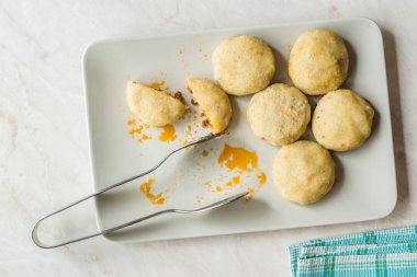 Kıyılmış et icli köfte ile dolma köfte / haşlanmış içli köfte / Türk geleneksel Haslama yemek Falafel plaka.