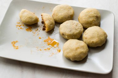 Kıyılmış et icli köfte ile dolma köfte / haşlanmış içli köfte / Türk geleneksel Haslama yemek Falafel plaka.