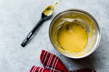 Tencerede Hollandaise sosu hazırlarken / Fransızca yemek tarifi. Geleneksel gıda.