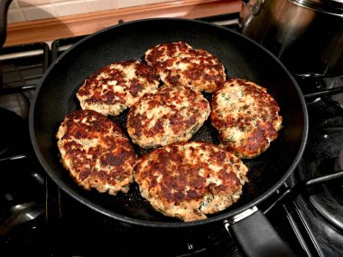 Ev yapımı Somon Balık tavada kızartma köfte / köfte veya köfte. Organik gıda.