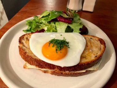 Sahanda yumurta ile croque Madame hazırladım harikadır ile / Fransızca kahvaltı tarifi organik gıda.