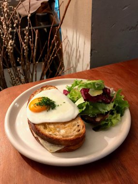 Sahanda yumurta ile croque Madame hazırladım harikadır ile / Fransızca kahvaltı tarifi organik gıda.