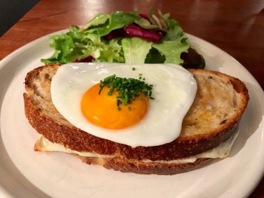 Sahanda yumurta ile croque Madame hazırladım harikadır ile / Fransızca kahvaltı tarifi organik gıda.