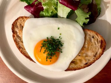 Sahanda yumurta ile croque Madame hazırladım harikadır ile / Fransızca kahvaltı tarifi organik gıda.