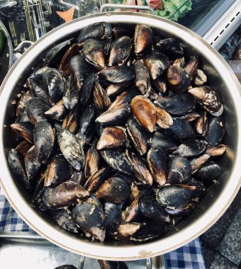 Türk sokak gıda tencerede midye dolması. / Midye Dolma. Geleneksel gıda.